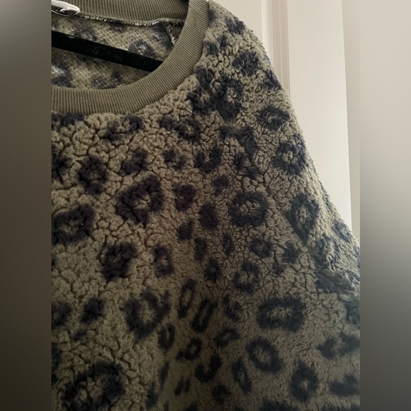 Workshop leopard print olive green plush pullover sweater in size 2X - Picture 7 of 14